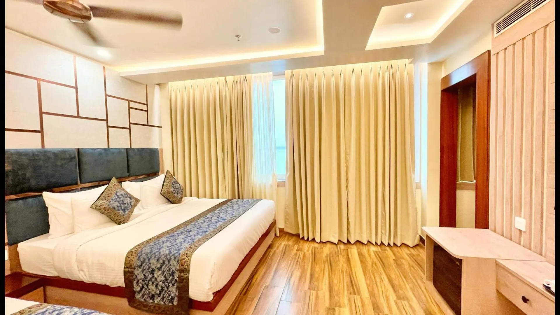 Hotel Mantvya Palace Near Kashi Vishwanath Temple - Restaurant & Parking Facilities - Fully Air Conditioning Suite Rooms - Best Hotel In Varanasi 4*,