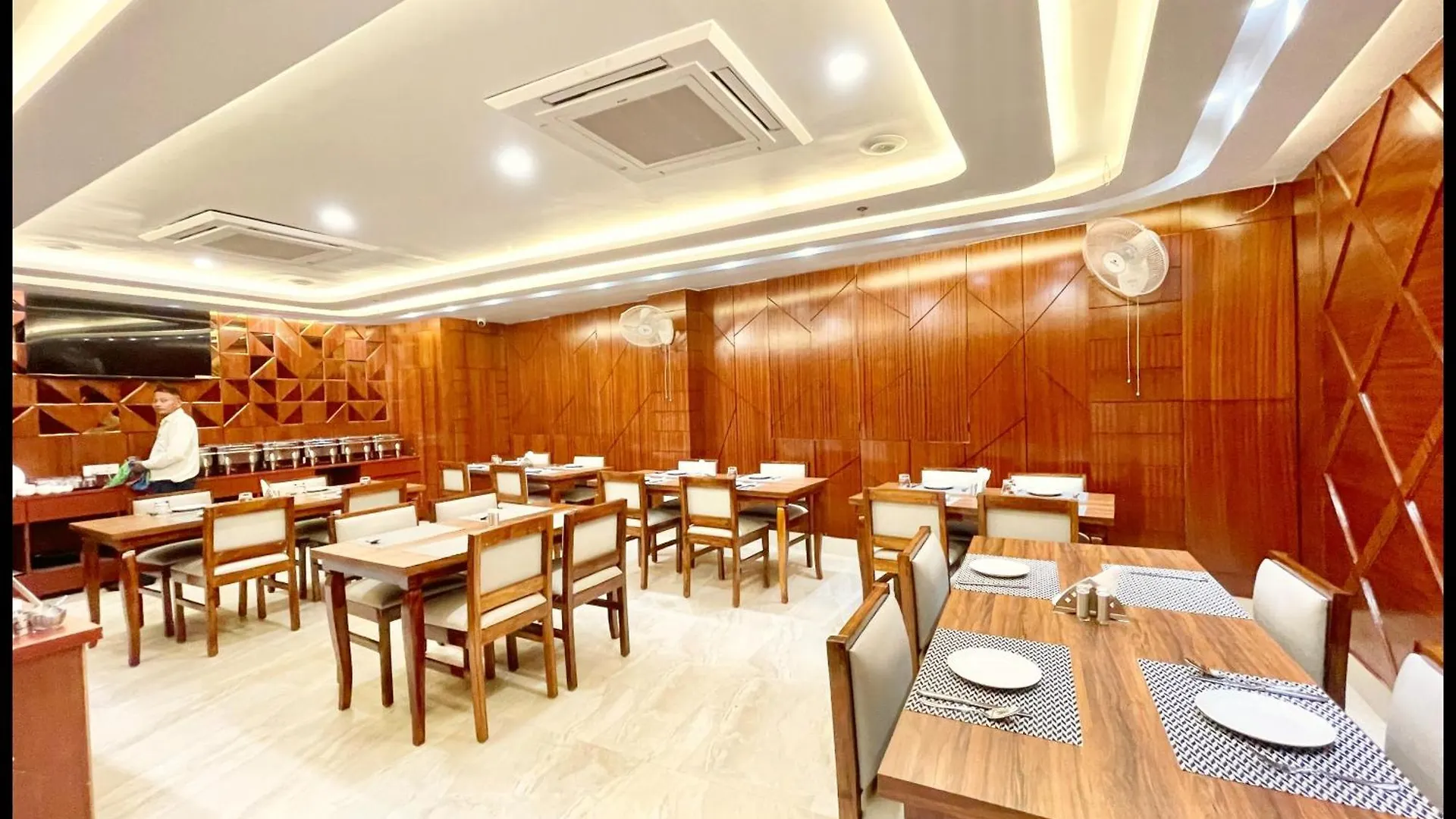 Hotel Mantvya Palace Near Kashi Vishwanath Temple - Restaurant & Parking Facilities - Fully Air Conditioning Suite Rooms - Best Hotel In Varanasi