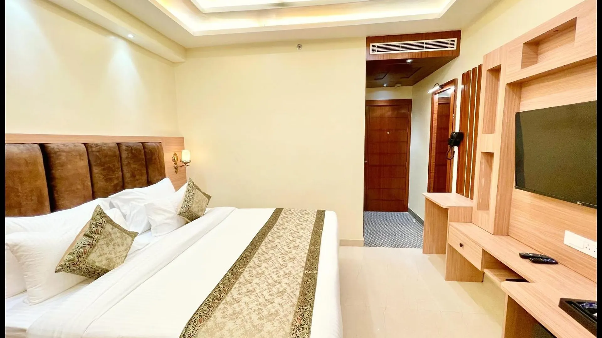 Hotel Mantvya Palace Near Kashi Vishwanath Temple - Restaurant & Parking Facilities - Fully Air Conditioning Suite Rooms - Best Hotel In Varanasi