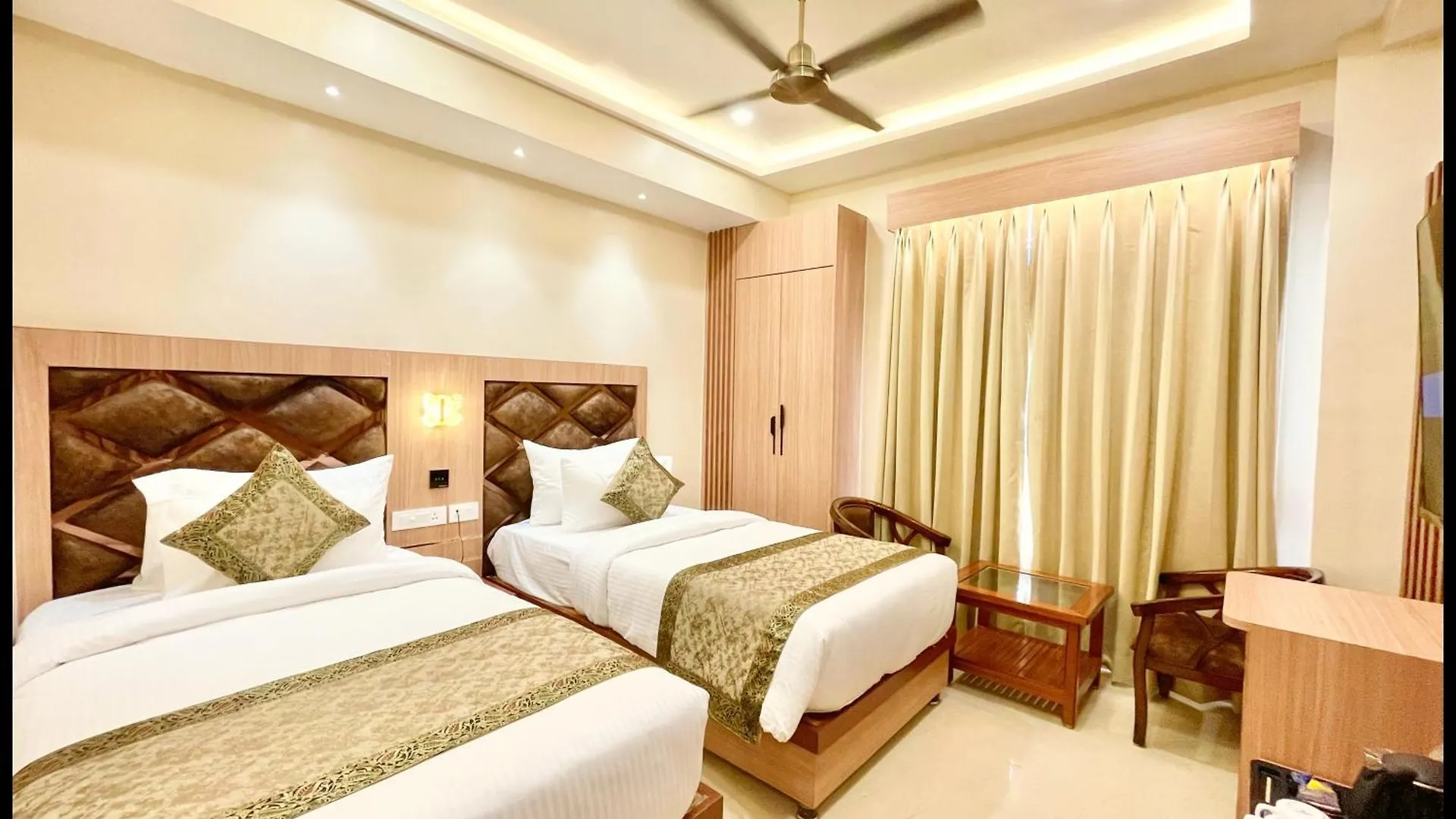 Hotel Mantvya Palace Near Kashi Vishwanath Temple - Restaurant & Parking Facilities - Fully Air Conditioning Suite Rooms - Best Hotel In Varanasi