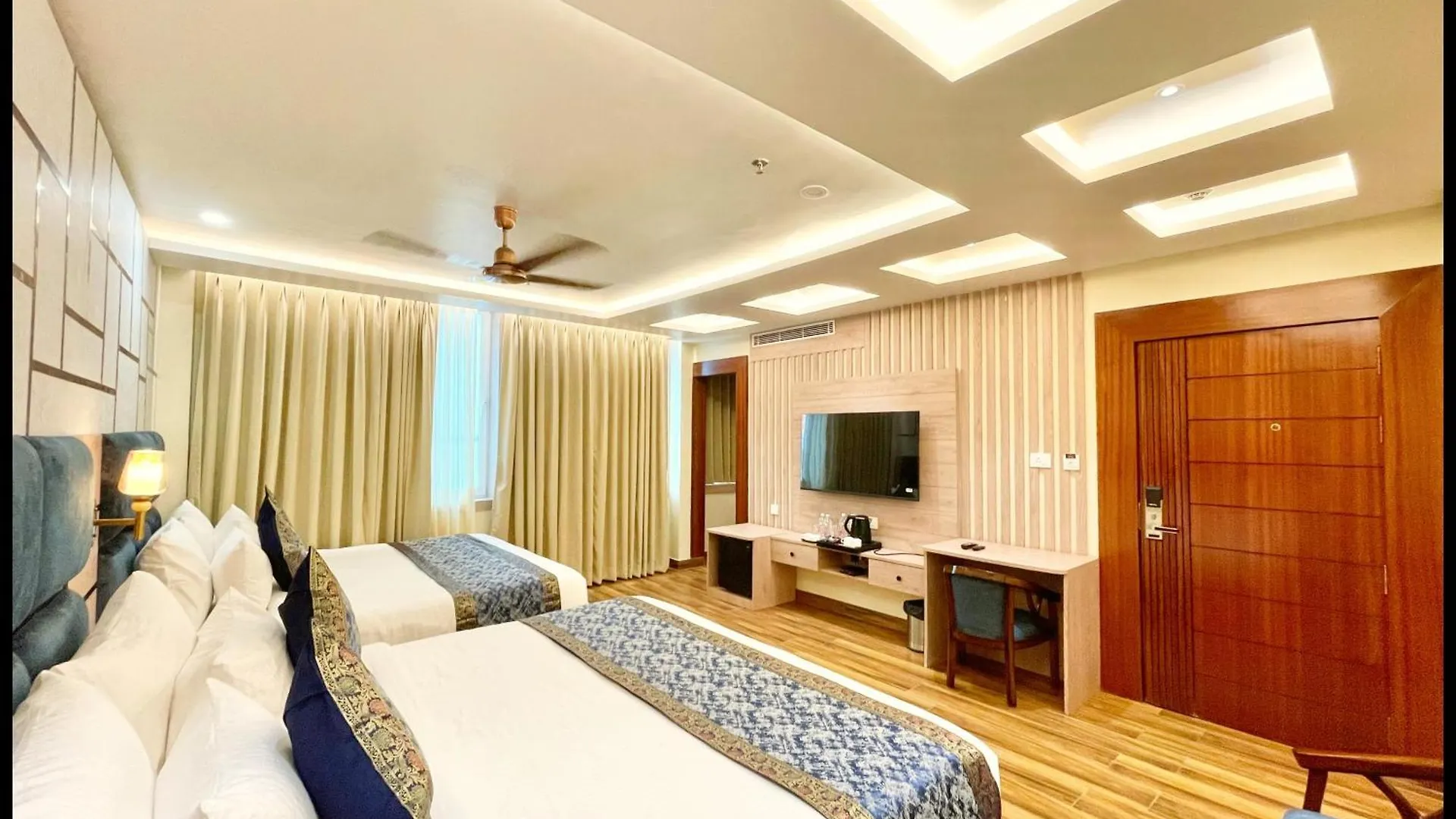 Hotel Mantvya Palace Near Kashi Vishwanath Temple - Restaurant & Parking Facilities - Fully Air Conditioning Suite Rooms - Best Hotel In Varanasi India