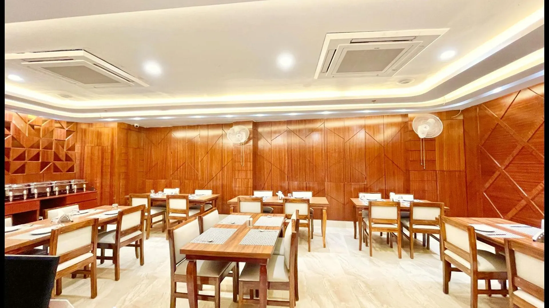 Hotel Mantvya Palace Near Kashi Vishwanath Temple - Restaurant & Parking Facilities - Fully Air Conditioning Suite Rooms - Best Hotel In Varanasi 4*,  India