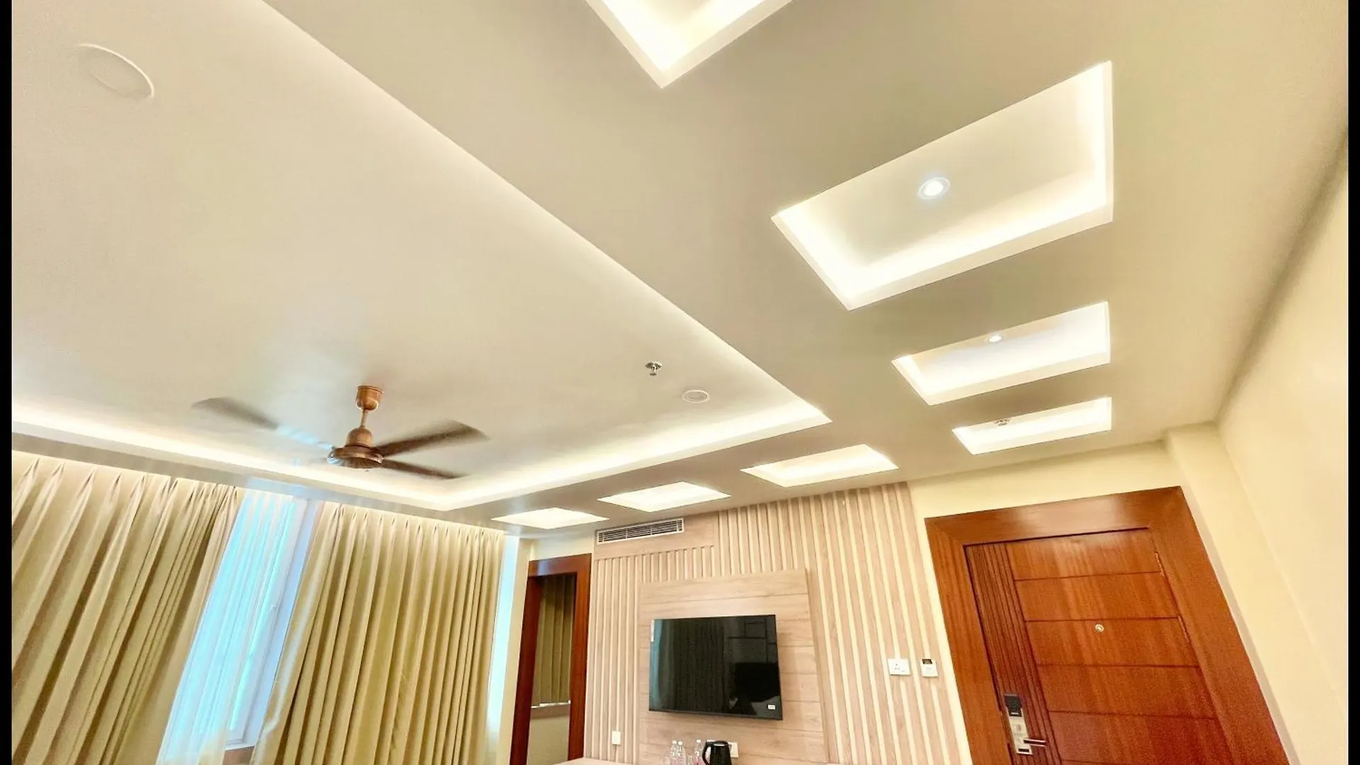 Hotel Mantvya Palace Near Kashi Vishwanath Temple - Restaurant & Parking Facilities - Fully Air Conditioning Suite Rooms - Best Hotel In Varanasi