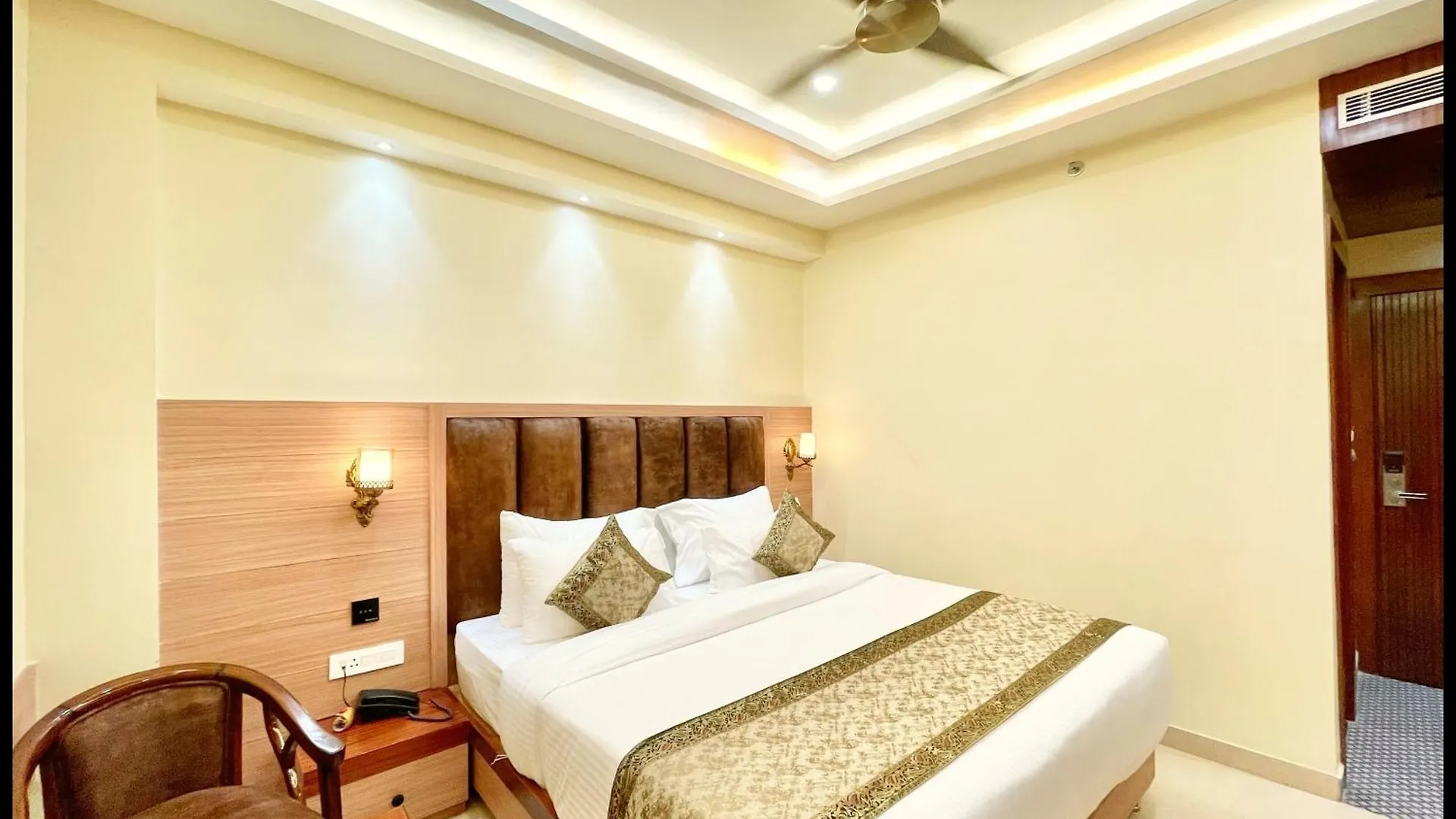 Hotel Mantvya Palace Near Kashi Vishwanath Temple - Restaurant & Parking Facilities - Fully Air Conditioning Suite Rooms - Best Hotel In Varanasi 4*,  India