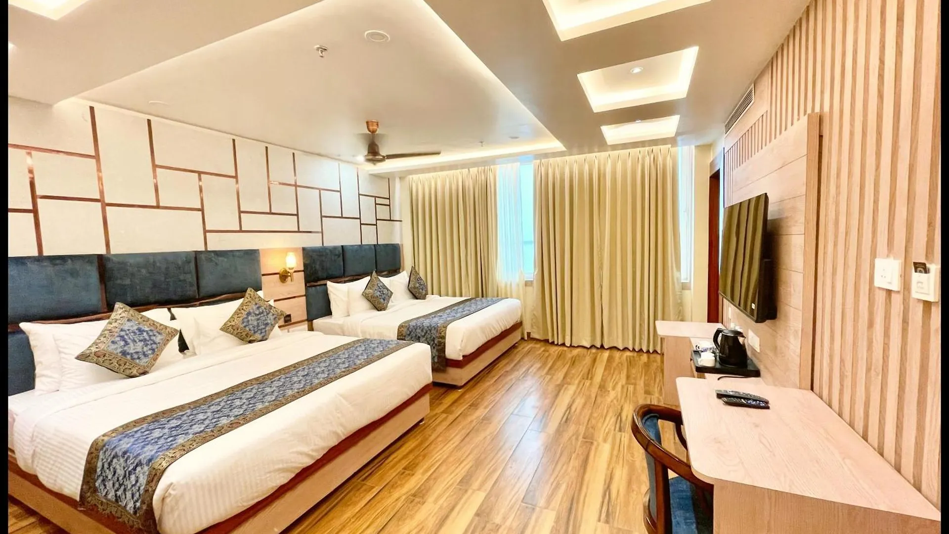 Hotel Mantvya Palace Near Kashi Vishwanath Temple - Restaurant & Parking Facilities - Fully Air Conditioning Suite Rooms - Best Hotel In Varanasi India