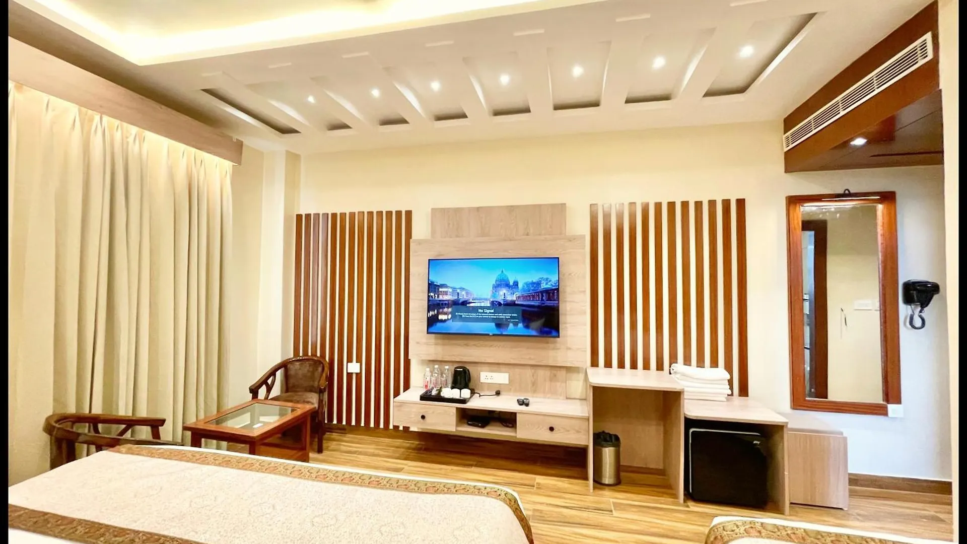 Hotel Mantvya Palace Near Kashi Vishwanath Temple - Restaurant & Parking Facilities - Fully Air Conditioning Suite Rooms - Best Hotel In Varanasi