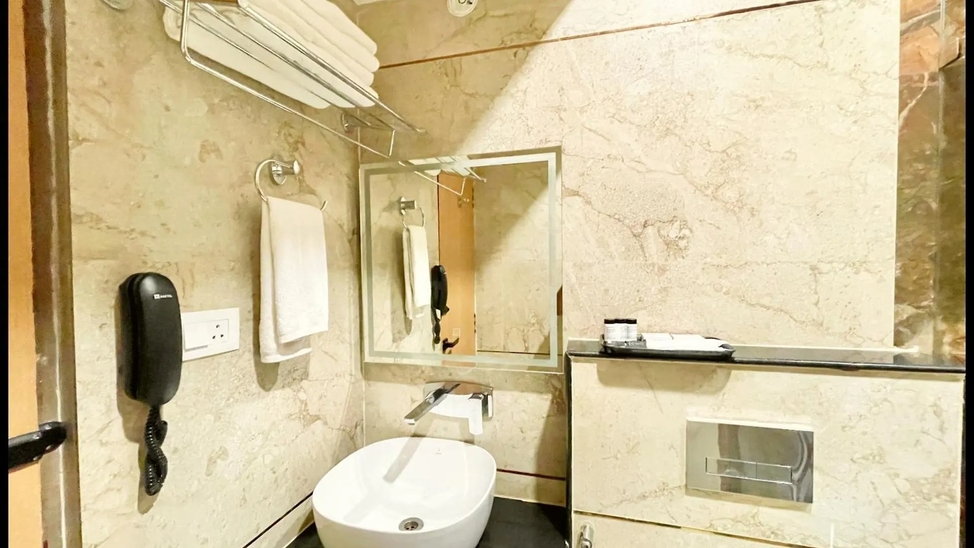 Hotel Mantvya Palace Near Kashi Vishwanath Temple - Restaurant & Parking Facilities - Fully Air Conditioning Suite Rooms - Best Hotel In Varanasi