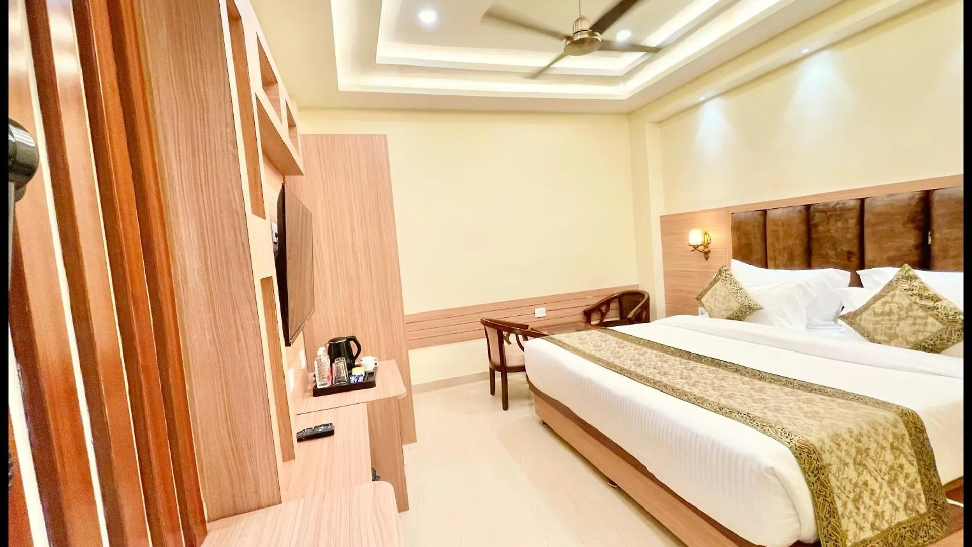 Hotel Mantvya Palace Near Kashi Vishwanath Temple - Restaurant & Parking Facilities - Fully Air Conditioning Suite Rooms - Best Hotel In Βαρανάσι