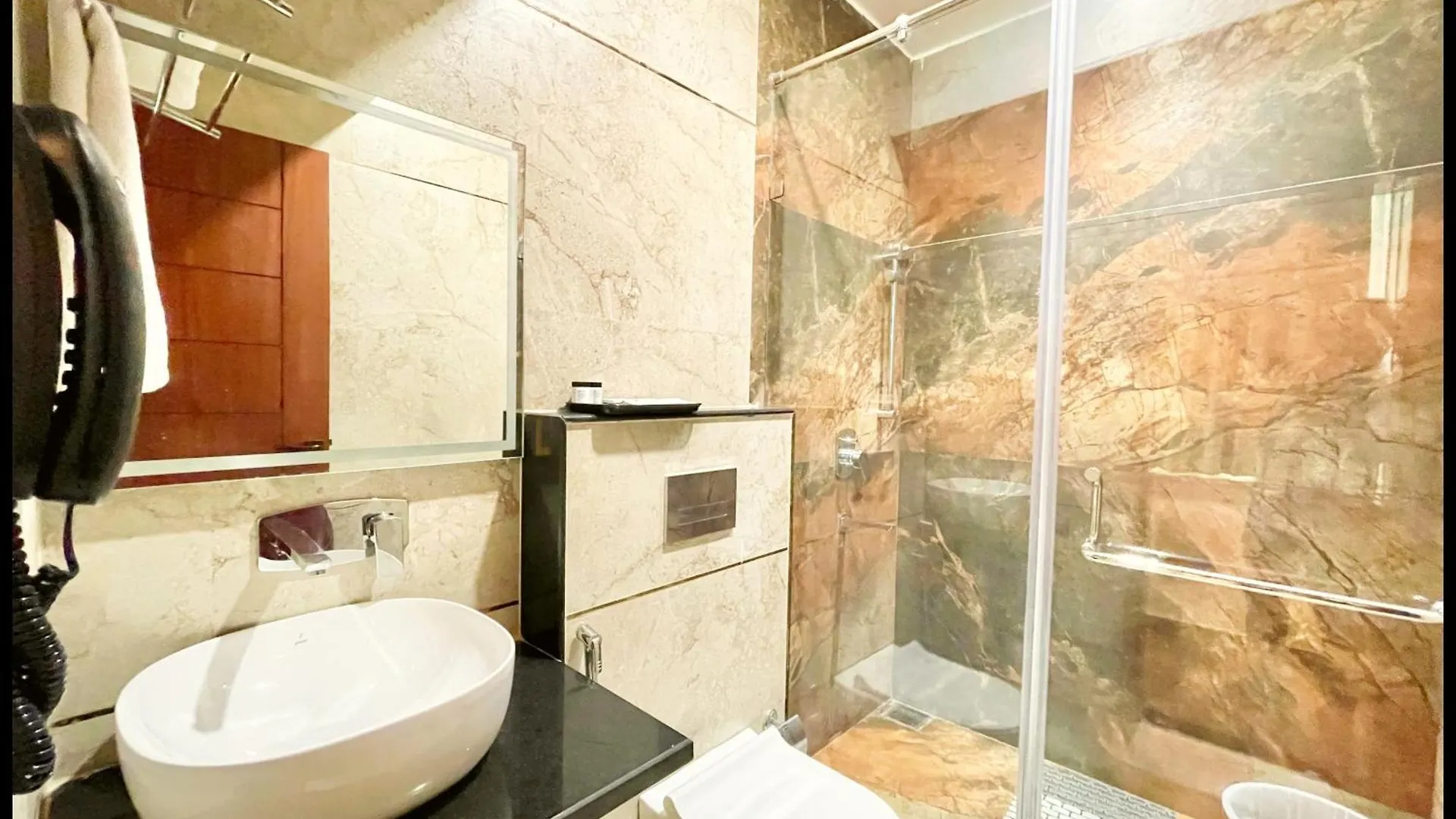 Hotel Mantvya Palace Near Kashi Vishwanath Temple - Restaurant & Parking Facilities - Fully Air Conditioning Suite Rooms - Best Hotel In Βαρανάσι