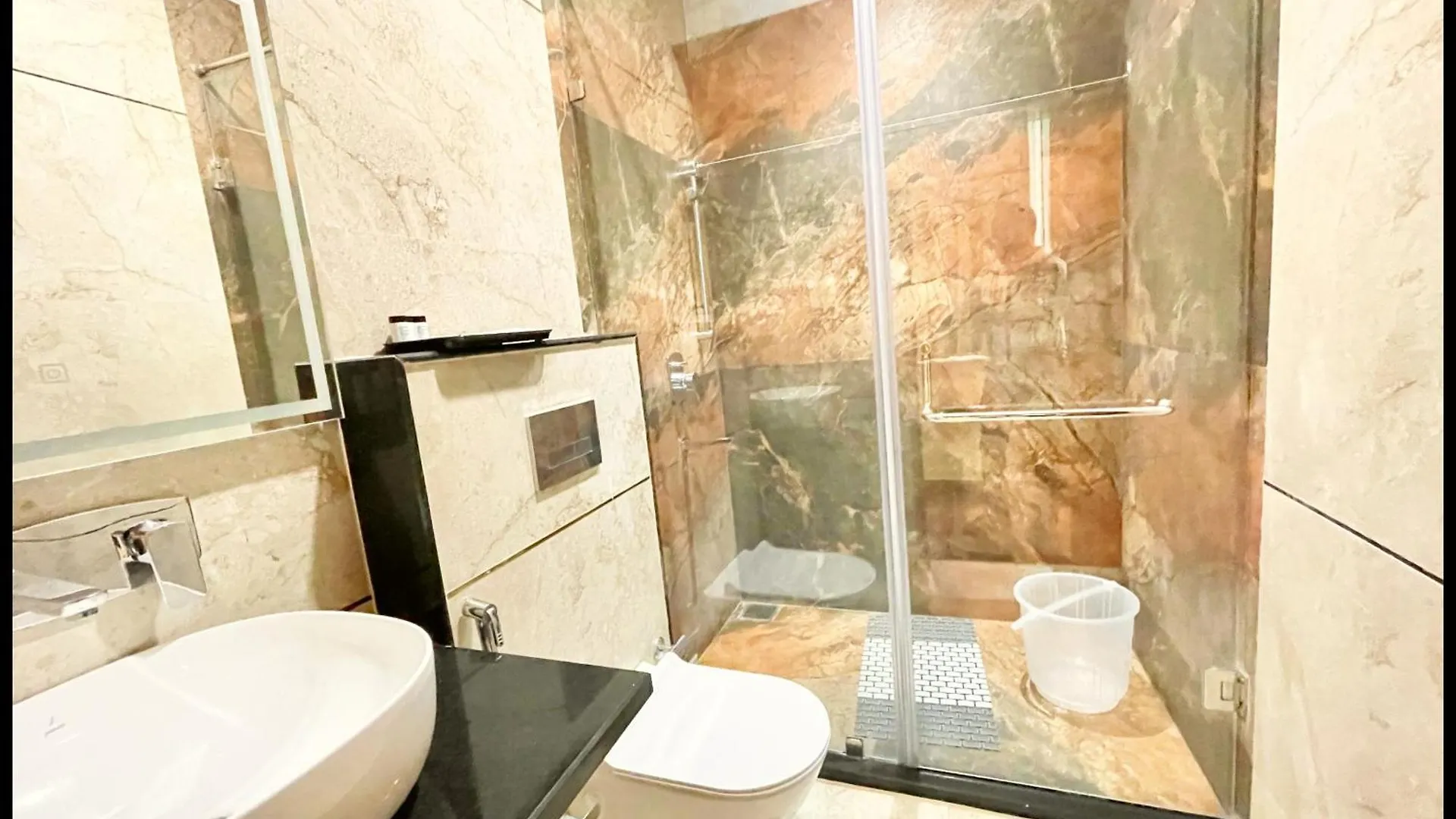 Hotel Mantvya Palace Near Kashi Vishwanath Temple - Restaurant & Parking Facilities - Fully Air Conditioning Suite Rooms - Best Hotel In Βαρανάσι 4*,